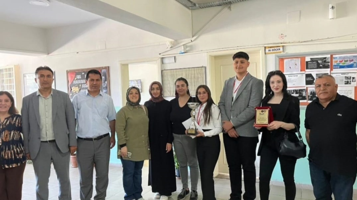 DERECE YAPAN ÖĞRENCİLERİMİZE ÖDÜLLERİ VERİLİRKEN